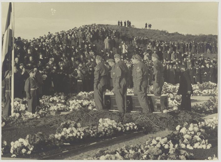 Funeral of Hannie Schaft and other resistance fighters at the Cemetery of Honour in Overveen