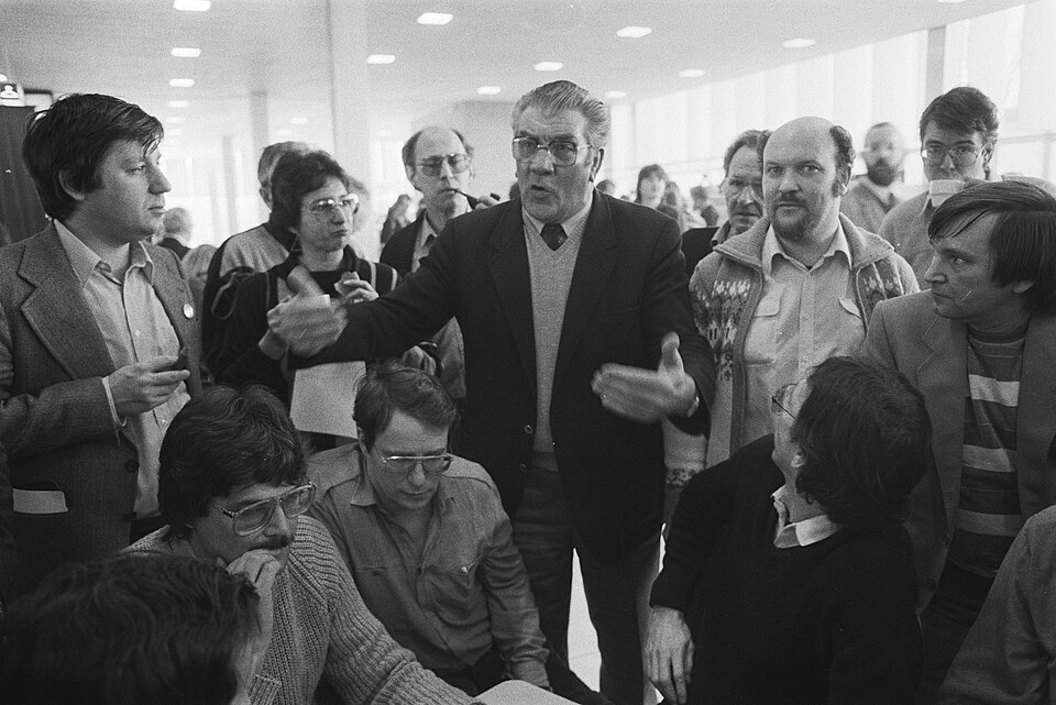 Fré Meis in discussion in the corridors of the CPN congress, 1984