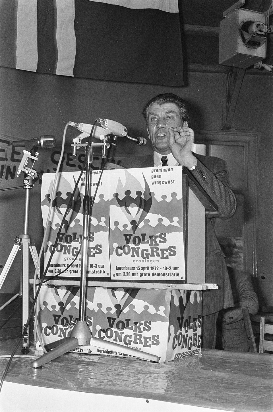 Fré Meis speaking at a People’s Congress in the Korenbeurs in Groningen, 1972