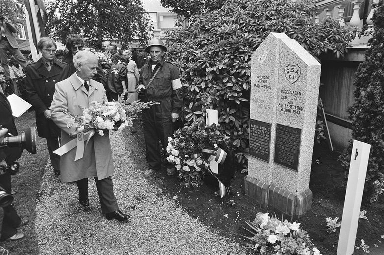 Unveiling of the memorial stone for Hannie Schaft and Jan Bonekamp