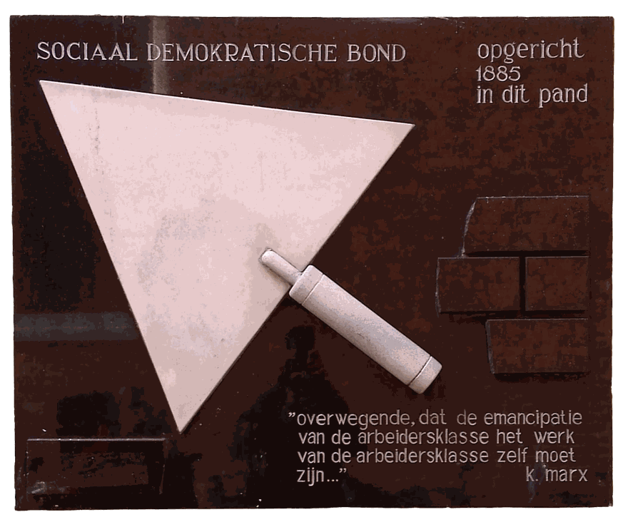 Memorial plaque of the Social Democratic League with a trowel and bricks and Marx’s quote on the emancipation of the working class