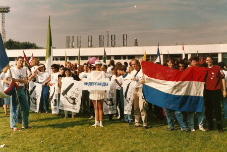 The Dutch delegation with a large Dutch flag and banners at the opening of the World Youth Festival in Moscow, 1985
