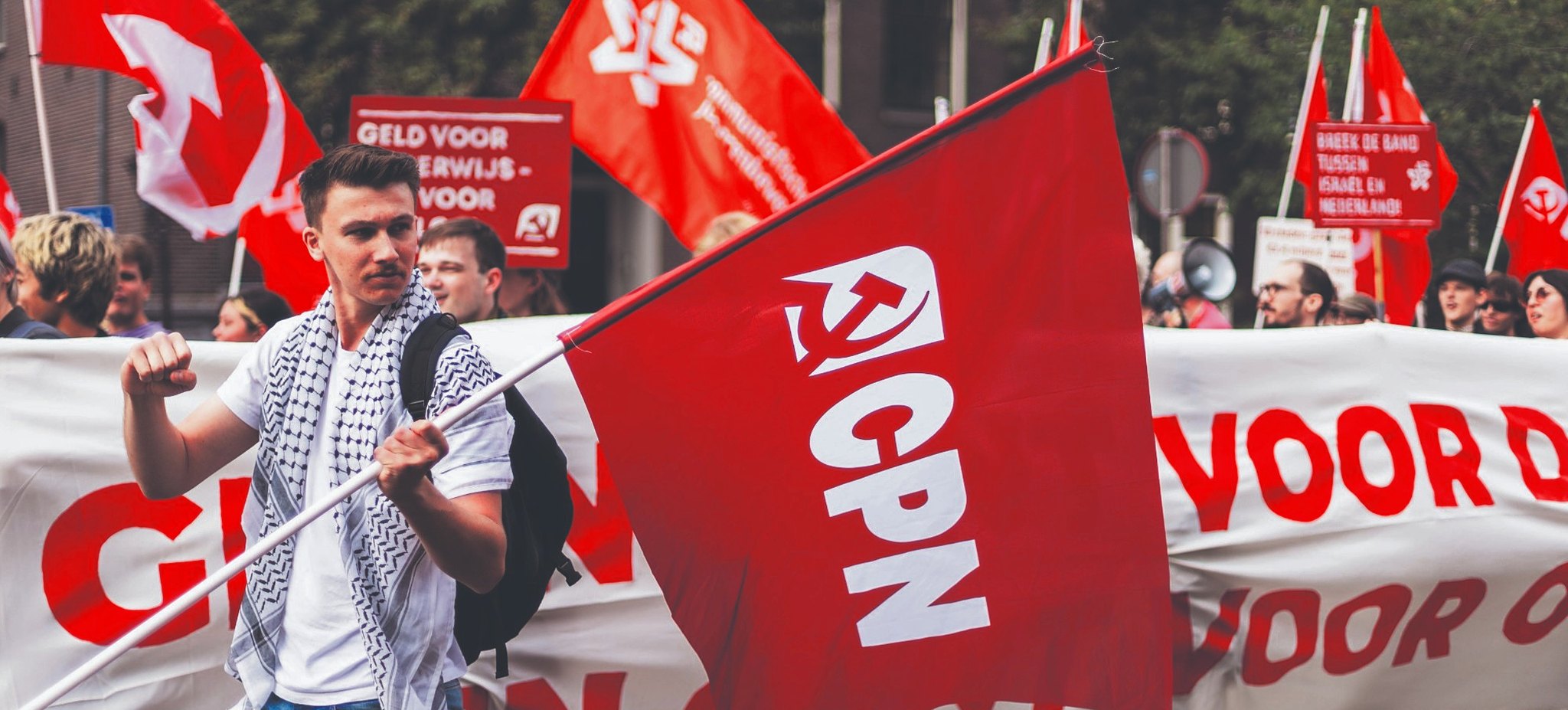 Demonstrant met CPN-vlag