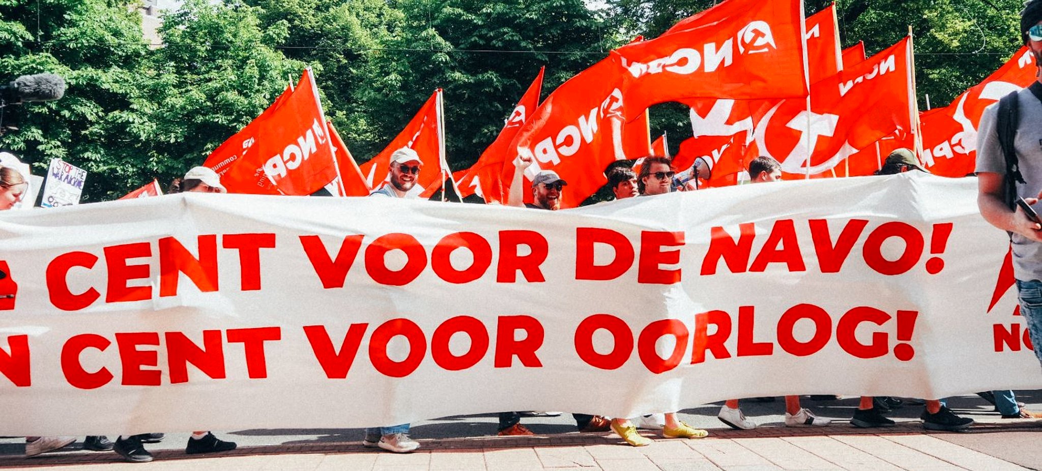 Demonstratie met spandoek Geen cent voor de NAVO, geen cent voor oorlog