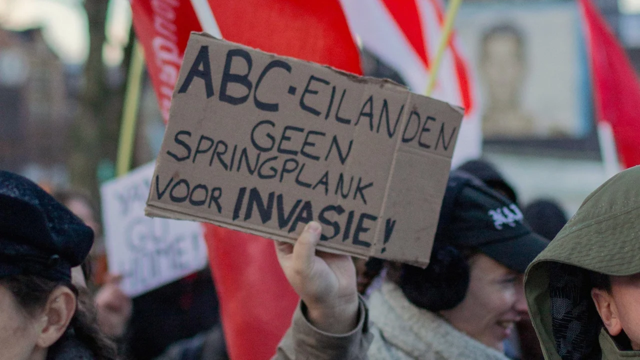 Bij een protest op 4 januari tegen de imperialistische interventie van de VS in Venezuela, op een bordje staat "ABC-eilanden geen springplank voor invasie!"